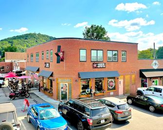 Modern A-Frame in Blairsville - Indoor Hot Tub & Firepit - Young Harris - Building