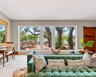 Old World Elegance. \n3000+sqft \n3-bedroom Estate in secluded Liberty Hill Tx - Liberty Hill - Sala de estar