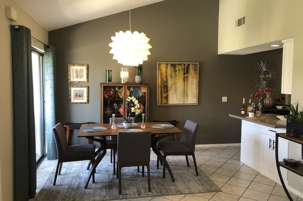Wow Renn! Beautiful 1 Bed/1 Bath Condo With Mountain Views And Walkable To Town! - פאלם ספירנגס - חדר אוכל