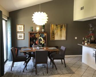 Wow Renn! Beautiful 1 Bed/1 Bath Condo With Mountain Views And Walkable To Town! - Palm Springs - Comedor