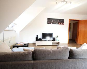 Generous & bright flat - private Parking, daylight bathroom - by homekeepers - Veitshöchheim - Wohnzimmer