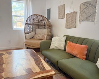 Pet-Friendly Kanab Basecamp | Hot Tub | Near Zion - Kanab - Oturma odası
