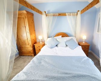 Welcome To Airidh An Dobhrain - Our Secluded Cottage By The Lochside - Isle of Benbecula - Camera da letto