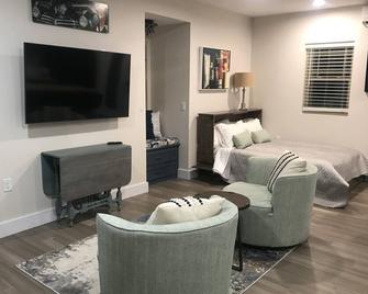 We Are! 2 Miles To Beaver Stadium! Private Deck-Grill - State College - Living room