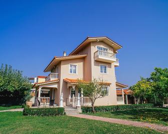 2 hours from Athens. 150 meters from the sea, real Greece, amazing location - Karavomilos - Edificio