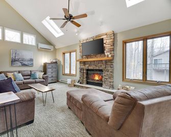 Wooded Lakeside adventure, walk to dock, 4 kid kayaks, screened porch, ping pong - Pocono Pines - Sala de estar