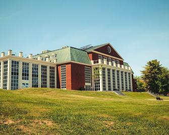 Unb Fredericton Summer Accommodations - Hostel - Fredericton - Building