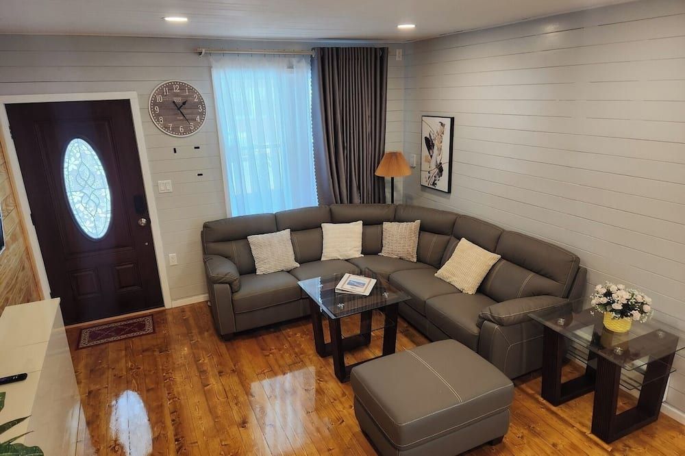 Nestled Away- Comfortable 3bdrm, Central Location - אטלנטיק סיטי - סלון