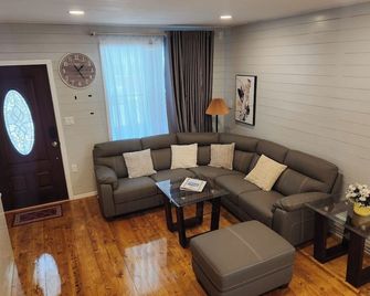 Nestled Away- Comfortable 3bdrm, Central Location - אטלנטיק סיטי - סלון