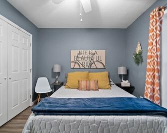 Cozy Contemporary Cottage With Lit Covered Patio - Clarksville - Bedroom
