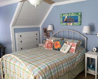 Pelican's Perch, located in Historic Downtown St.Marys GA. 1 bed room/1 bath - St. Marys - Ložnice