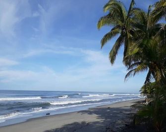 Beach from house, 3 rooms with air conditioners, 43 coconut trees, 7 hammocks - La Libertad - Playa