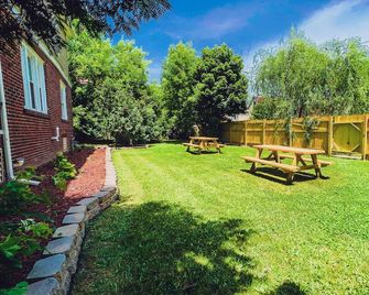 Centrally Located 5BR house in Niagara Falls - Niagara Falls - Patio