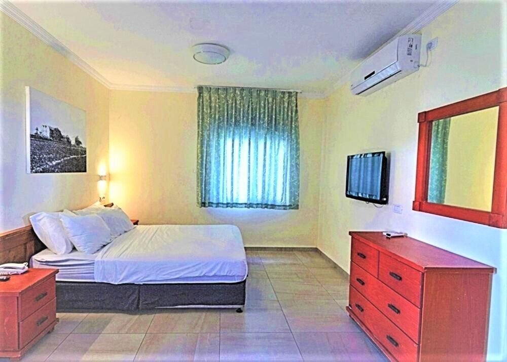 מלון חוף נחשולים