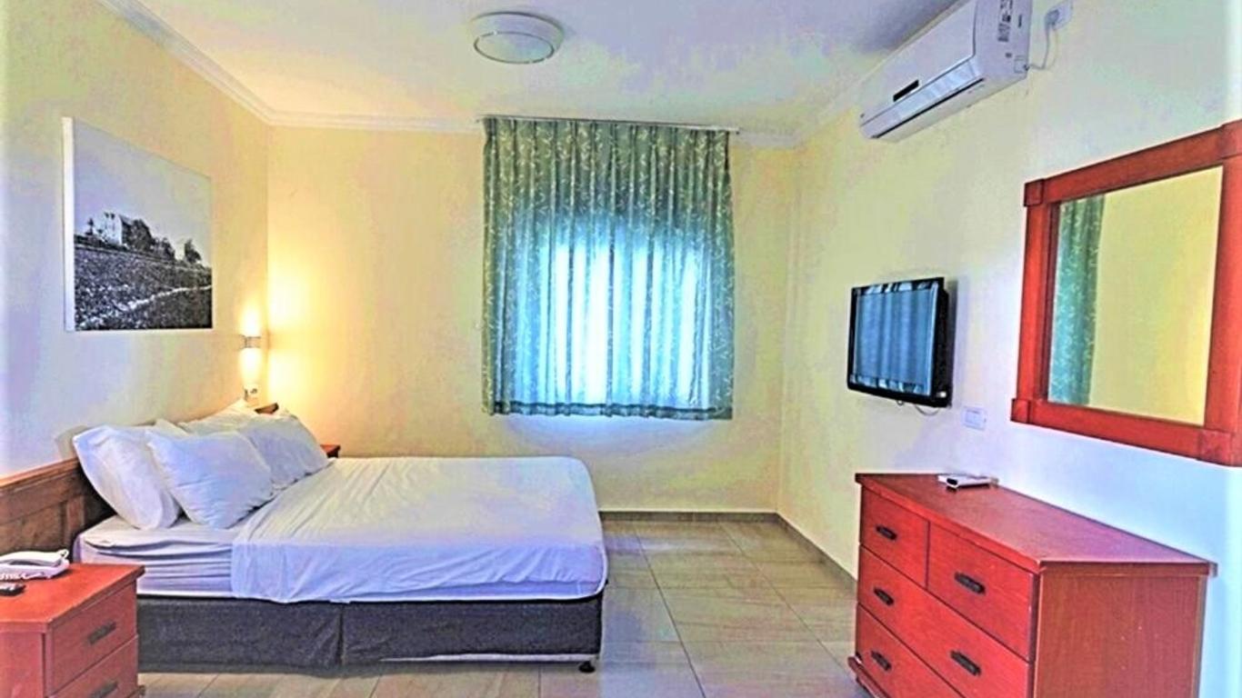 מלון חוף נחשולים