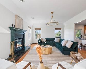 Elegant Home 7brs, Game Room, Luxury Yard, Pool - Chester - Living room