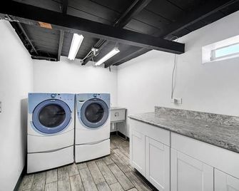 2-bedroom house on a quiet, tree-lined street with modern amenities throughout - Chicago - Bugaderia