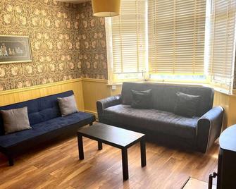 Inviting 4-Bed House near Heathrow with fireplace - Egham - Living room