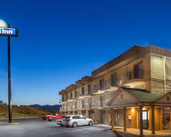 Days Inn by Wyndham Medford - מדפורד - בניין