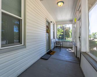 Cozy cottage in the heart of the big city- dog friendly - Billings - Balcony