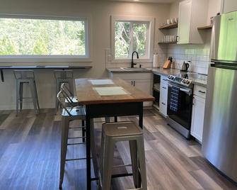 Modern Cozy Mountain Home With Views - Dunsmuir - Kitchen