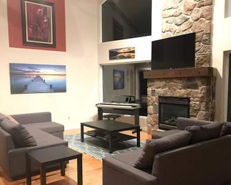 Waterfront Cottage, Hot Tub, Sauna, Kayak, Gazebo,Pool Table, Sunset - Georgian Bluffs - Living room