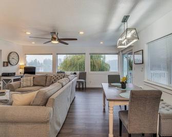 Spanaway Lakefront House: Dock, Fire Pit - Spanaway - Sala de estar