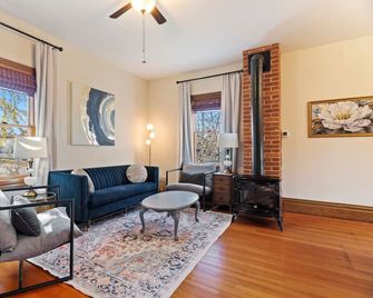 The Nininger Apt-Walk to DT, King Bd, Dog friendly - Hastings - Living room