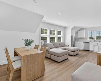 New Build- Carriage House.. 1 bedroom, den, kitchen. Half mile to ND. Sleeps 4/5 - South Bend - Living room