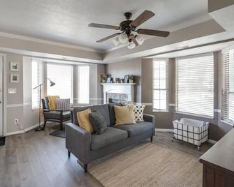 Aspenwood Manor- Welcoming and Gorgeous Remodeled Private Townhouse - Provo - Living room