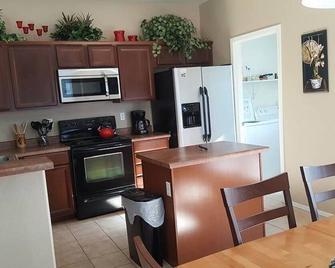 Charming 1440 Sq/ft 3 bedroom /2 bathroom @ Johnson Ranch Golf Course Community - San Tan Valley - Kitchen