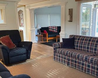 Arbor Acres Cottage! Bright, cheery, cozy and ready for you right by Wis Dells! - Lyndon Station - Вітальня