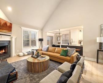 The Hearth House - Quiet Rogers Retreat - Rogers - Living room