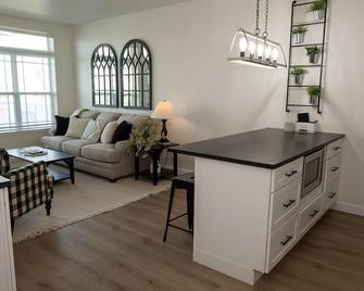 225 - One Bedroom Condo Suite w/Water Views from Balcony - Delavan - Obývací pokoj