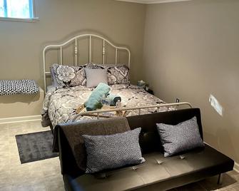 Luxury Suite. Conveniently Located. Free Parking. - Drexel Hill - Bedroom
