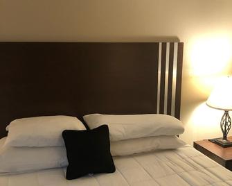 Red Lion Inn & Suites La Pine - La Pine - Bedroom