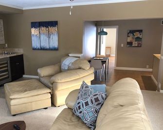 Huddle, Cuddle, and Boiler Up - Steps from Purdue Campus - West Lafayette - Wohnzimmer