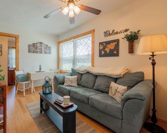 Find Your Happy Place At Our Country Cottage!! - 克里斯琴 - 客廳