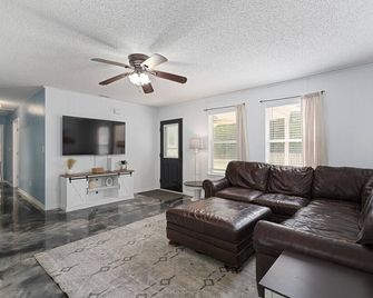 Pet friendly home in the heart of Crestview - Crestview - Huiskamer