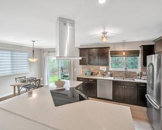 Beautiful cheerful luxurious 3 bedroom house one mile from lake - West Bloomfield - Kitchen