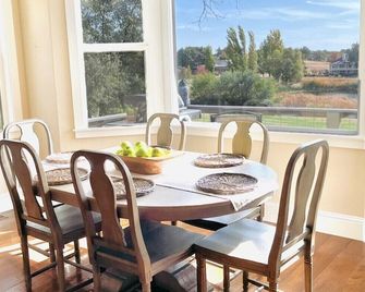 Luxury home on Greenhorn Creek Resort's 5th Hole - Angels Camp - Eetruimte