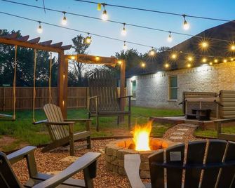 Big D Dallas Home : Hot Tub, Fire pit, large yard - Dallas - Patio