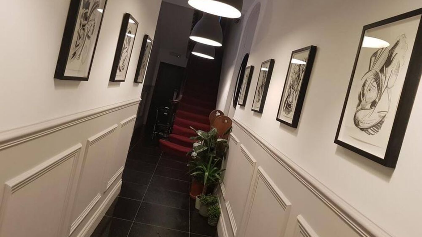 Exhibition Court Hotel 4