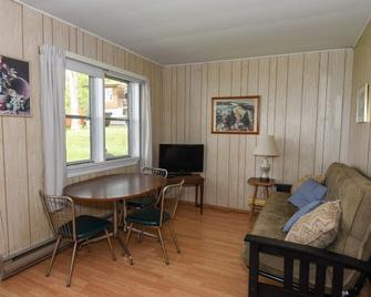 The Pines Housekeeping Cottage - Gananoque - Cottage 2 - Gananoque - Living room