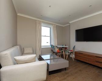 Spacious & Pristine 2bd Flat - Balham - London - Living room
