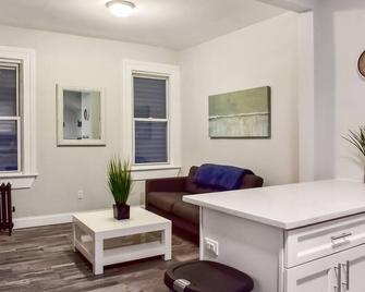 Downtown Montclair | 2br Apt | Parking & Train Nearby - Montclair - Living room