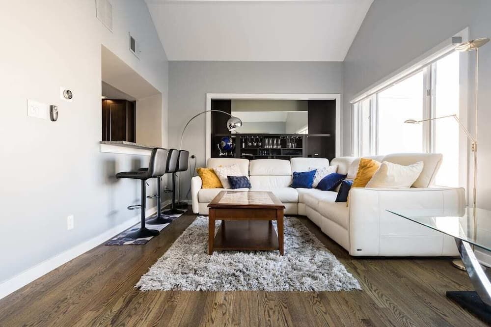 Two-story condo in luxury townhouse. Free parking. - Wilmington - Living room