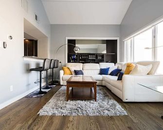 Two-story condo in luxury townhouse. Free parking. - Wilmington - Soggiorno