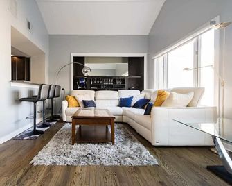 Two-story condo in luxury townhouse. Free parking. - Wilmington - Living room