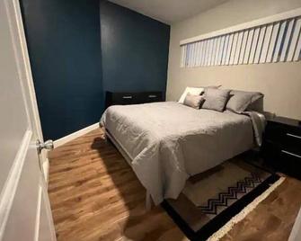 Modern, Comfortable 3bd w/ Backyard Space & Grill - טוראנס - חדר שינה